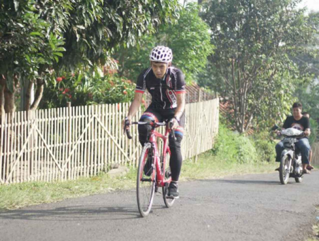 Gelandang PERSIB Aziz Berakhir Akhir Pekan dengan Gowes Bersepeda