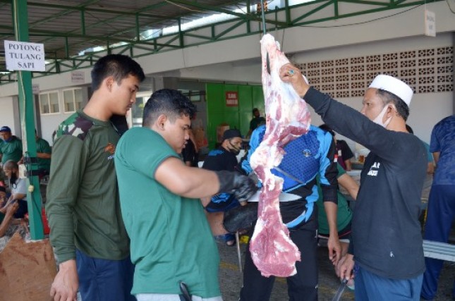 600 Kantong Daging Kurban dari Korps Marinir untuk Masyarakat Cilandak Jakarta