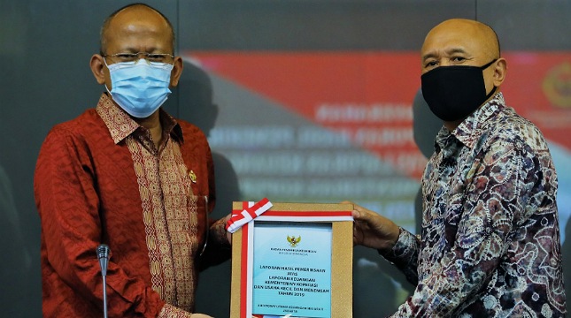 Anggota II BPK RI Pius Lustrilanang saat menyeragkan Opini WTP kepada MenkopUKM Teten Masduki di Kantor KemenkopUKM, Jakarta