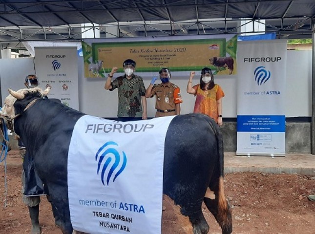 CEO FIFGROUP Margono Tanuwijaya (kiri) menyerahkan secara simbolis streoform Tebar Kurban Nusantara kepada Camat Cilandak Mundari (tengah) didampingi oleh Human Capital, General Support And Corporate Communication Director FIFGROUP, Esther Sri Harjati. Pada musim haji Idul Adha tahun ini, FIFGROUP menyalurkan Dana Sosial Syariah untuk sedekah kurban senilai Rp 1,7 miliar untuk pembelian 537 kambing dan 2 ekor sapi.
