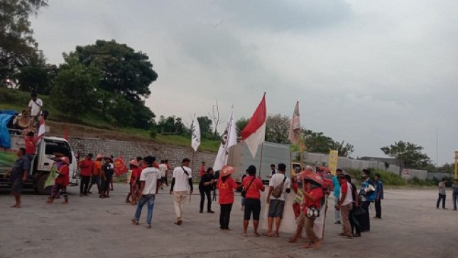 Ratusan petani yang menuntut pihak PTPN II mengembalikan hak mereka, langsung melanjutkan perjalanan ke Jakarta dengan menempuh sekitar 100 kilometer, setelah menempuh ribuan kilometer dari tempat asalnya selama sekitar 38 hari.