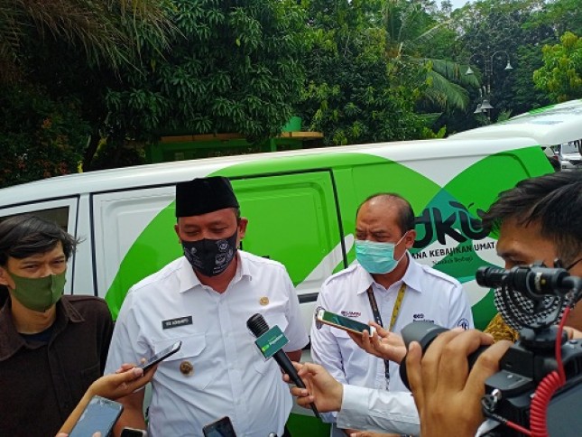 Wakil Walikota Bekasi Tri Adhianto Tjahyono (Kiri) dan Pemimpin Wilayah VIII Jakarta 1 Pegadaian Edi Sarwono, di Bekasi, Selasa (4/08/2020). 