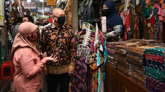 MenkopUKM Teten Masduki saat melakukan kunjungan kerja ke Pasar Beringharjo Yogyakarta