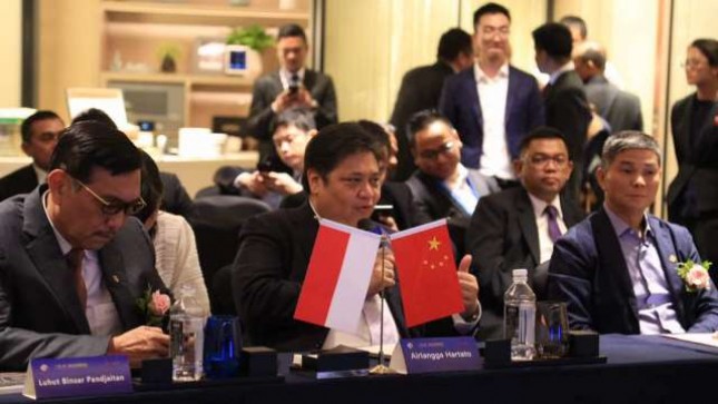 Menteri Koordinator Kemaritiman Luhut Binsar Panjaitan dan Menteri Perindustrian Airlangga Hartarto, dalam pertemuan dengan para investor asal Tiongkok di Beijing, Tiongkok. Sabtu (13/5)