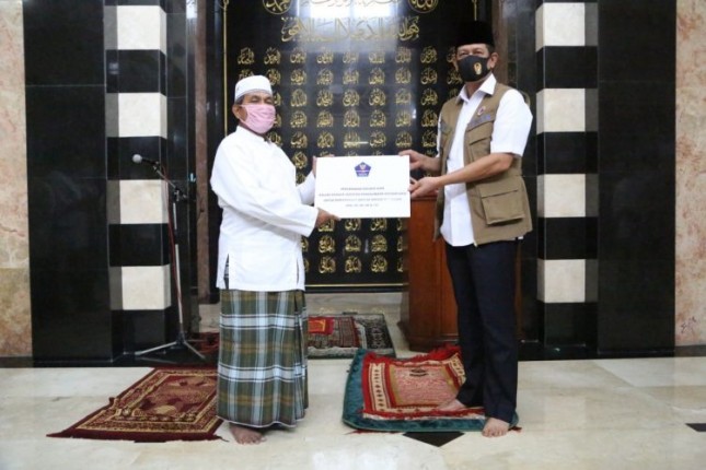 Ketua Satuan Tugas Penanganan COVID-19 Doni Monardo Berikan 5.000 Masker Kepada Pengurus Masjid dan Jamaah Masjid (Photo by Covid19)