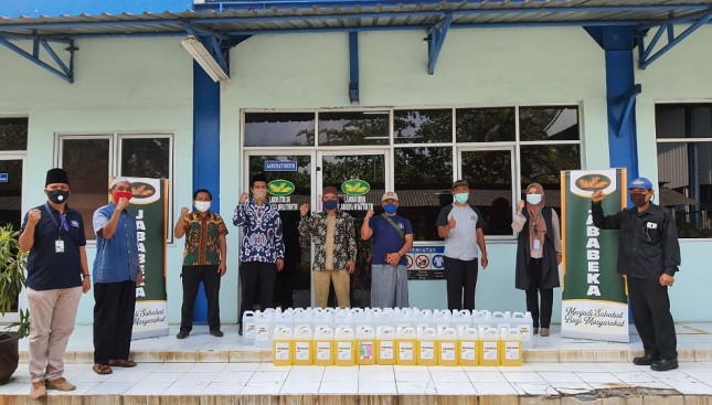 Jababeka Distribusikan Bantuan Disinfektan dan Handsanitizer Kepada 42 Masjid
