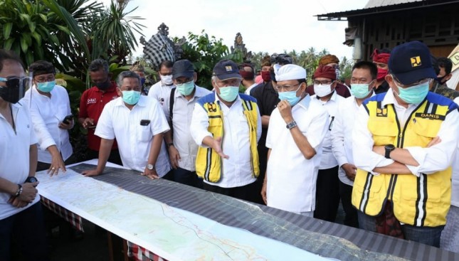Menteri Basuki dan Gubernur Bali I Wayan Koster saat meninjau lokasi rencana pembangunan Jalan Tol Gilimanuk-Mengwi