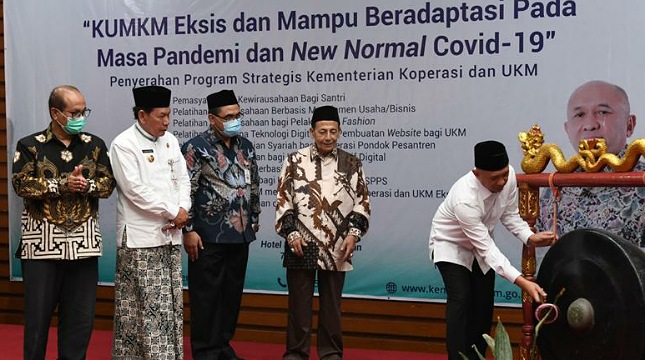 Menteri Koperasi dan UKM Teten Masduki, pada acara diskusi panel Motivasi Kewirausahaan Santri di Kota Pekalongan, Jawa Tengah.