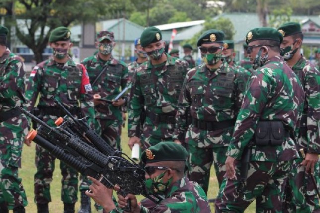 Kesiapan Satgas Pamrahwan Yonif Para Raider 432 Diperiksa Kaskostrad