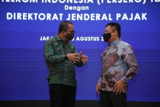 Direktur Jenderal Pajak Suryo Utomo (kiri) dan Direktur Utama Telkom Ririek Adriansyah (kanan) aaling berbincang