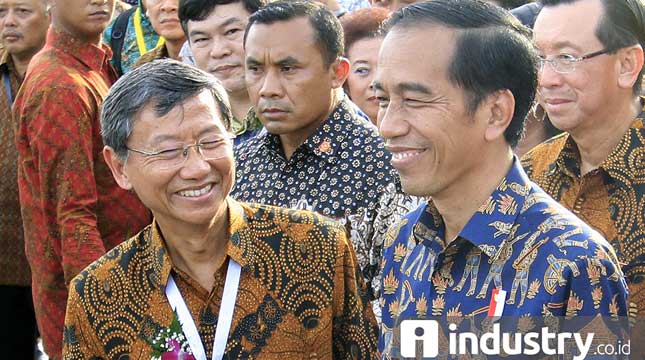 SD Darmono Founder Jababeka bersama Presiden Jokowi (Foto: Industry.co.id)