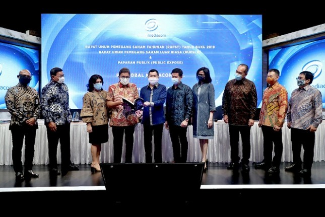 Presdir PT Global Mediacom Tbk Hary Tanoesoedibjo (ke-5 dari kiri) didampingi Komisaris Utama Rosano Barack (ke-4 dari kiri) dan jajaran direksi seusai RUPST 2019 di Jakarta, Selasa (11/8/2020). (Foto: Humas Global Mediacom)