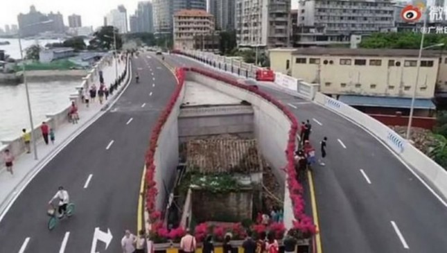 Rumah di China viral di tengah jalan(Oddity Central)