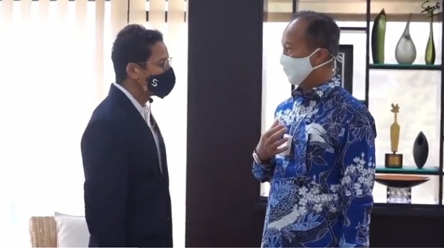 Sandiaga Uno saat melakukan pertemuan dengan Menteri Perindustrian Agus Gumiwang Kartasasmita