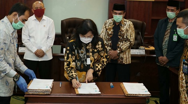 Direktur Jenderal Industri Kecil, Menengah dan Aneka (IKMA) Kementerian Perindustrian, Gati Wibawaningsih (tengah) menandatangani Nota Kesepahaman tentang Fasilitasi Penyelenggaraan Sertifikasi Halal bagi Pelaku Usaha Mikro Kecil di Jakarta