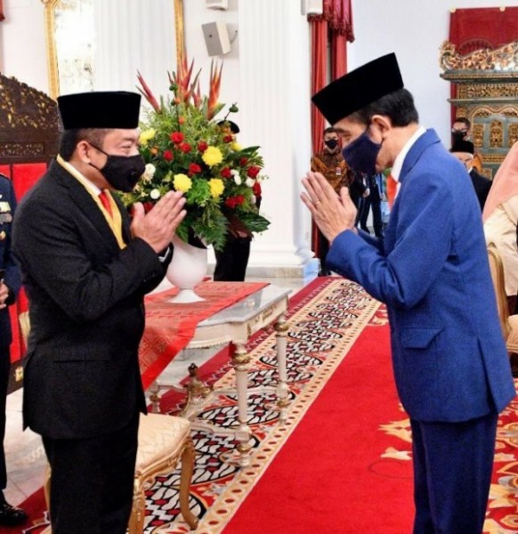 Direktur Utama Telkom Ririek Adriansyah (kiri) saat menerima penghargaan Bintang Jasa Nararya yang diserahkan langsung oleh Presiden Republik Indonesia, Joko Widodo (kanan)