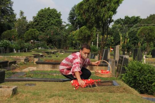 Rahayu Saraswati Ziarah ke Makam Opa dan Oma Terkait Persiapan Mental Menuju Pilkada Tangsel