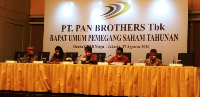 Manajemen PT Pan Brothers Tbk sedang menjawab berbagai pertanyaan pada acara paparan publik usai Rapat Umum Pemegang Saham Tahunan (RUPST) di Jakarta, Kamis (27/08/2020). (Foto: Humas Pan Brothers)
