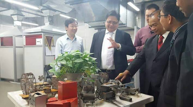 Menteri perindustrian Airlangga Hartarto Mengunjungi fasilitas Tsinghua i-Center di Tsinghua University 