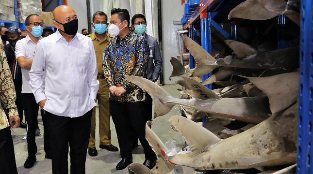 MenkopUKM Teten Masduki saat meninjau salah satu offtaker produk nelayan dan pengolahan ikan di kawasan Pelabuhan Muara Angke, Jakarta Utara