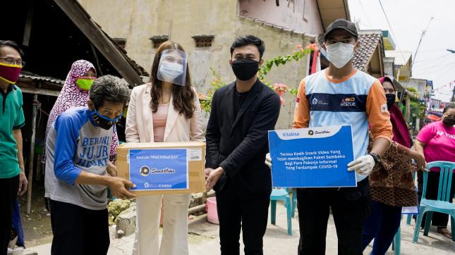 Cassandra lee bersama Snack Video memberikan bantuan kepada masyarakat di kawasan Koja, Jakarta Utara yang terkena dampak pandemi covid19