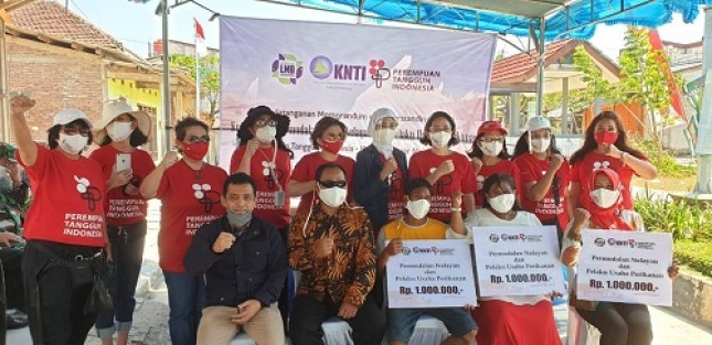 Perempuan Tangguh Indonesia (PTI) memperingati hari Kemerdekaan Republik Indonesia yang ke-75 di Pantai Tambak Mulyo atau Tambak Lorok, Semarang