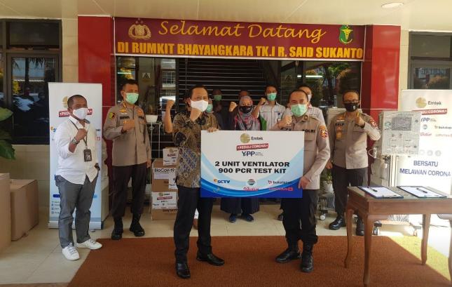 Direktur utama Indosiar sekaligus ketua YPP Emtek, Imam Soedjarwo menyerahkan bantuan pemirsa sctv - Indosiar ke RS Bhayangkara Said Sukanto 