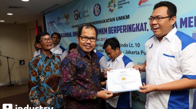 Dirut Perum Jamkrindo Diding S Anwar (kiri) dan Ketua Dewan Pengawas Jamkrindo Braman Setyo memberikan sertifikat kepada peserta UMKM usai melakukan penandatanganan kerjasama di Kantor Perum Jamkrindo, Jakarta, Rabu (17/5). (Rizki Meirino/INDUSTRY)