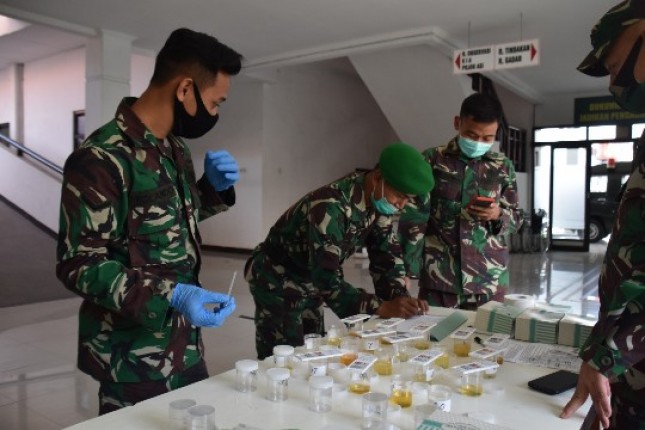 TNI-BNN Lakukan Test Urine di Lingkungan Seskoad Bandung