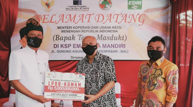 MenkopUKM Teten Masduki saat menyerahkan dana bergulir LPDB-KUMKM kepada KSP Ema Duta Mandiri, di Denpasar, Bali