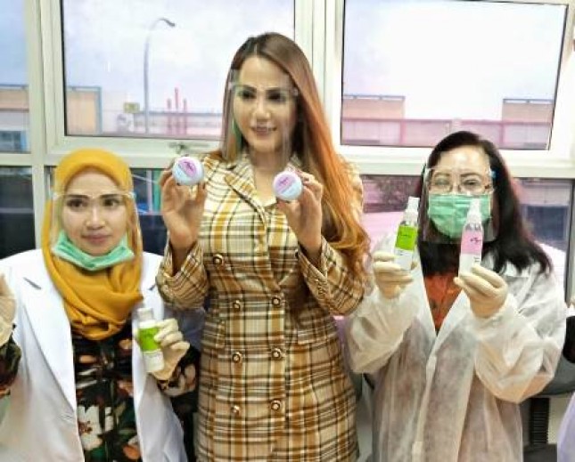 Artis Nita Thalia Mengunjungi Pabrik D Queena Cosmetics