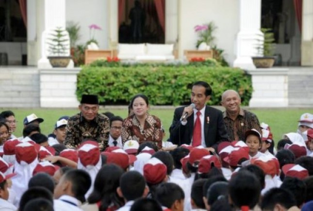 Presiden Jokowi antusias bercerita dalam acara Hari Buku Nasional, di halaman tengah Istana Merdeka . (Foto: Humas/Jay).