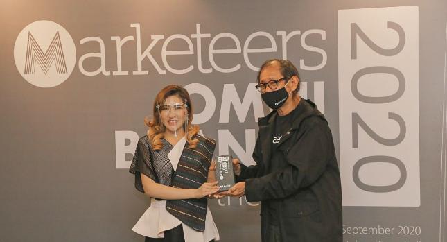 Founder MS Glow, Shandy Purnamasari menerima plakat penghargaan OMNI Marketeers of The Year 2020. 