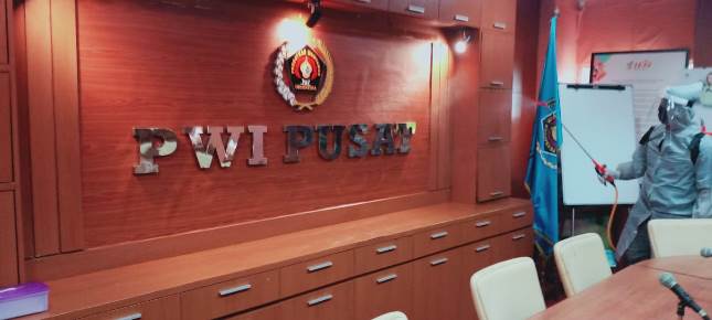 PWI Pusat Himbau Kantor Media Nasional dan Daerah Rutin Lakukan Penyemprotan Disinfektan