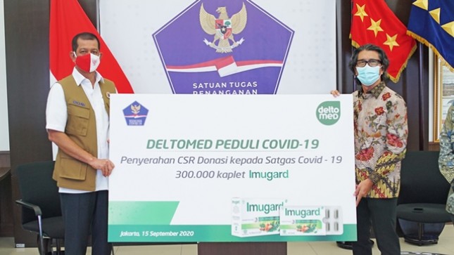 Kepala Satuan Tugas Penanganan Covid-19, Doni Monardo secara simbolik menerima CSR donasi Imugard dari Chief Executive Officer Deltomed Laboratories, Muljo Rahardjo.