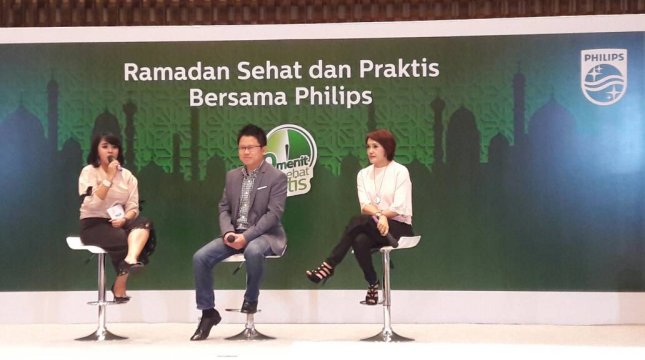  Pakar nutrisi, Rita Ramayulis (kanan) saat berbicara pada talkshow "Ramadan Sehat dan Praktis Bersama Philips", Senin (15/5/2017). (Foto: IST)