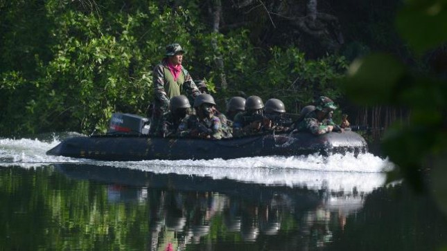 Patroli Kewaspadaan Sungai dan Rawa Oleh Prajurit Yonif 5 Marinir Malang