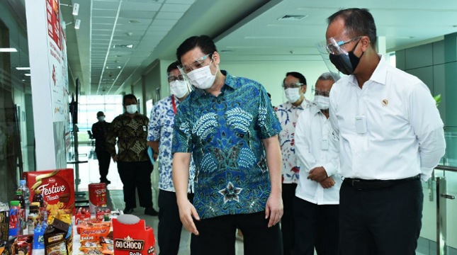 Menteri Perindustrian Agus Gumiwang Kartasasmita saat mengunjungi pabrik Mayora di Banten