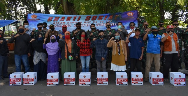 Kaskogartab II/Bandung Resmikan Musholla dan Donasi Paket Sembako
