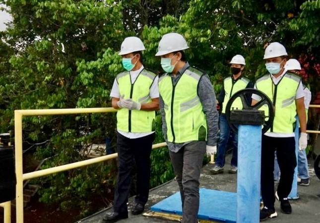 Direktur Enterprise & Business Service Telkom Edi Witjara (tengah) saat meninjau Pusat Pengolahan Air Minum Tirta Raharja, Cipageran, Cimahi, Jawa Barat