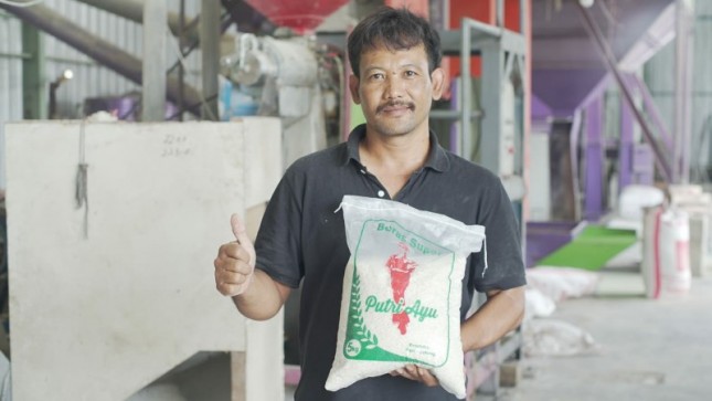 Petani yang mengelola beras dimasukan medalam packaging