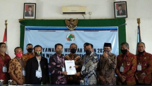 Ketua Dekopinwil Jawa Tengah Doktor Walid menerima SK pengangkatan dirinya dari Ketua Umum Dekopin Nurdin Halid Dalam Muswil Dekopin Jawa Tengah di Kota Semarang, Jawa Tengah, Selasa (15/9/2020).