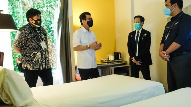 Menparekraf Wishnutama Kusubandio saat meninjau kesiapan sejumlah hotel untuk tempat isolasi pasien covid-19 tanpa gejala