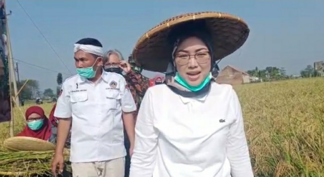 Menteri Pertanian Syahrul Yasin Limpo, Bupati Purwakarta, Anne Ratna Mustika menggelar Peringatan Hari Tani Nasional Tahun 2020 