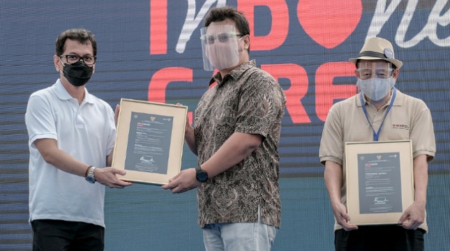 Menparekraf Wishnutama Kusubandio saat menyerahkan sertifikat IDoCare di Bintan, Kepri