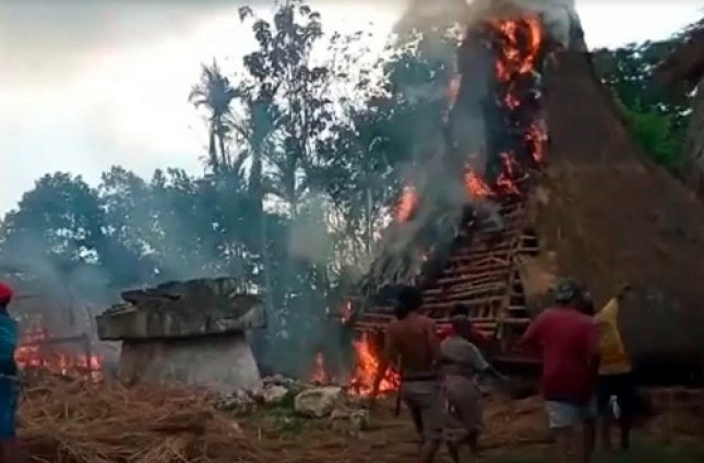 25 Rumah Adat Sumba Terbakar/ Foto: Emanuel Dapaloka