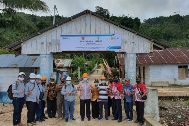 PLN Salurkan Listrik di Desa Padingkian, Kabupaten Banggai Laut, Sulawesi Tengah (Photo by BUMN) 