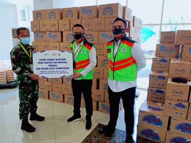 JIEP Donasikan Ribuan Karton Air Mineral ke RS Wisma Atlet