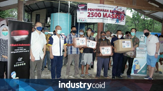 Jababeka Group bersama tenant dan PT Banten West Java membagikan masker gratis di sekitar KEK Tanjung Lesung