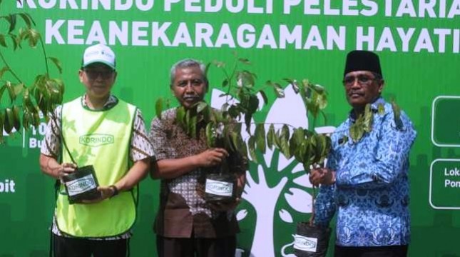 CEO Korindo, Robert Seung, bersama jajaran muspida DKI Jakarta, melakukan penanaman 5000 batang pohon di Taman Hutan Kota Cempaka, Cipayung, Jakarta Timur, Sabtu (20/5)